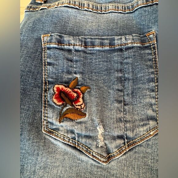 My style jeans with embroidered flowers - Picture 7 of 9